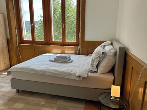 1 多间卧室、熨斗/熨衣板、WiFi、床单