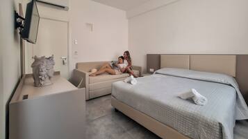 Standard-Vierbettzimmer | Zimmersafe, Schreibtisch, laptopgeeigneter Arbeitsplatz