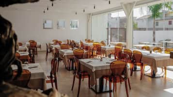 Se sirven almuerzos y cenas, cocina italiana
