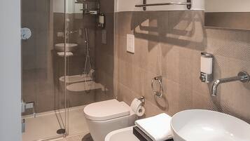 Dusche, Regendusche, Haartrockner, Bidet