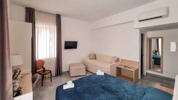 Zimmersafe, Schreibtisch, laptopgeeigneter Arbeitsplatz