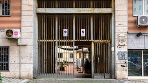 A building with a gated entrance, a balcony, and an air conditioning unit. - Via Coriolano 8 in Naples (Naples)
