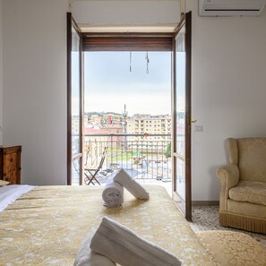Apartment - Via Coriolano 8 in Naples (Naples)