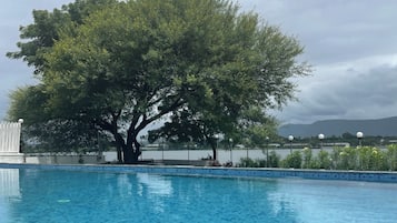 Hồ bơi ngoài trời