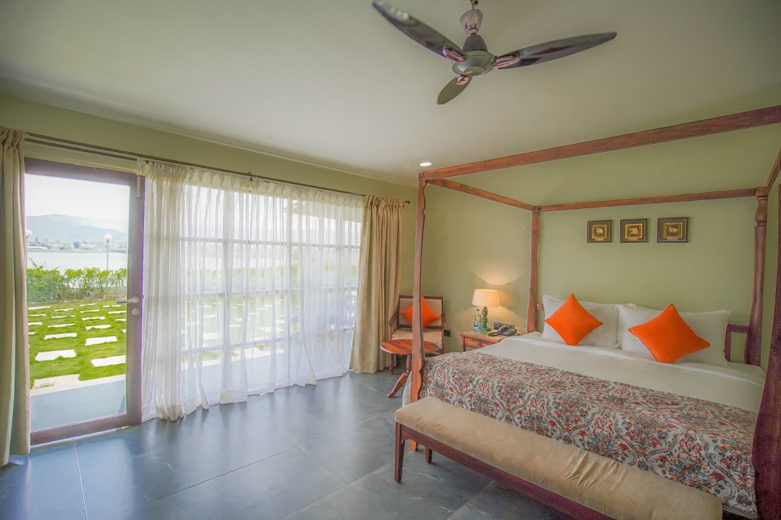 ميني بار ومكتب ومساحة عمل للكمبيوتر المحمول وأسرّة قابلة للطي