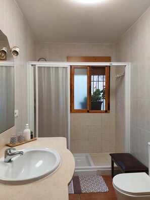 Doccia, asciugacapelli, bidet, asciugamani