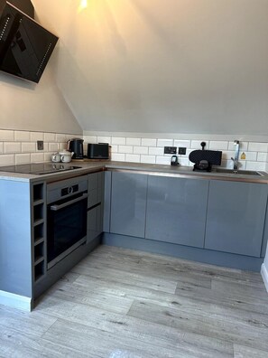 Appartement | Privékeuken | Een koelkast, een microgolfoven, een oven, een kookplaat