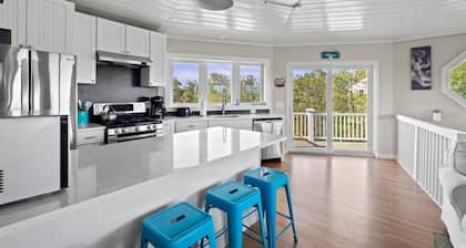 Block Island Home - 4 Bedroom home on West Beach Road w/ Panoramic Ocean Views