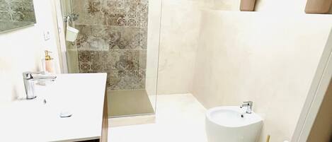 Dusche, Haartrockner, Bidet, Handtücher