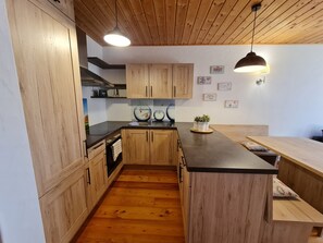 Kühlschrank, Ofen, Kochgeschirr/Geschirr/Besteck