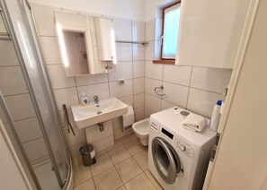 Douche, séchoir à cheveux, bidet