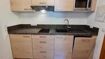 Frigorífico, microondas, lavavajillas y utensilios de cocina