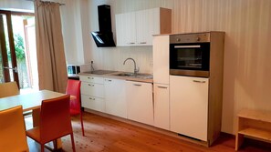 Kühlschrank, Mikrowelle, Ofen, Geschirrspüler