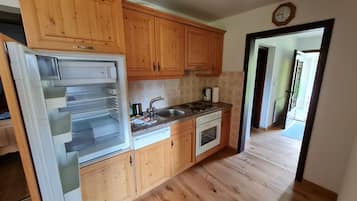 Frigorífico, horno, lavavajillas y hervidor eléctrico