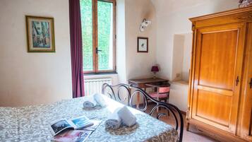 1 habitación, caja de seguridad en la habitación y escritorio