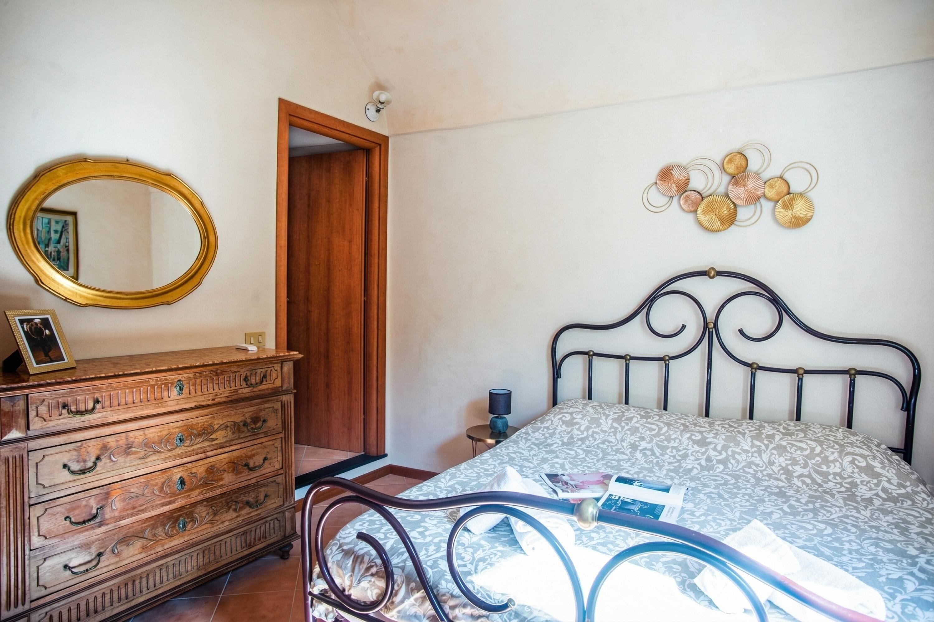 Appartamento familiare, camere multiple (Casa di Lella) | 1 camera, cassaforte in camera, una scrivania, postazione laptop