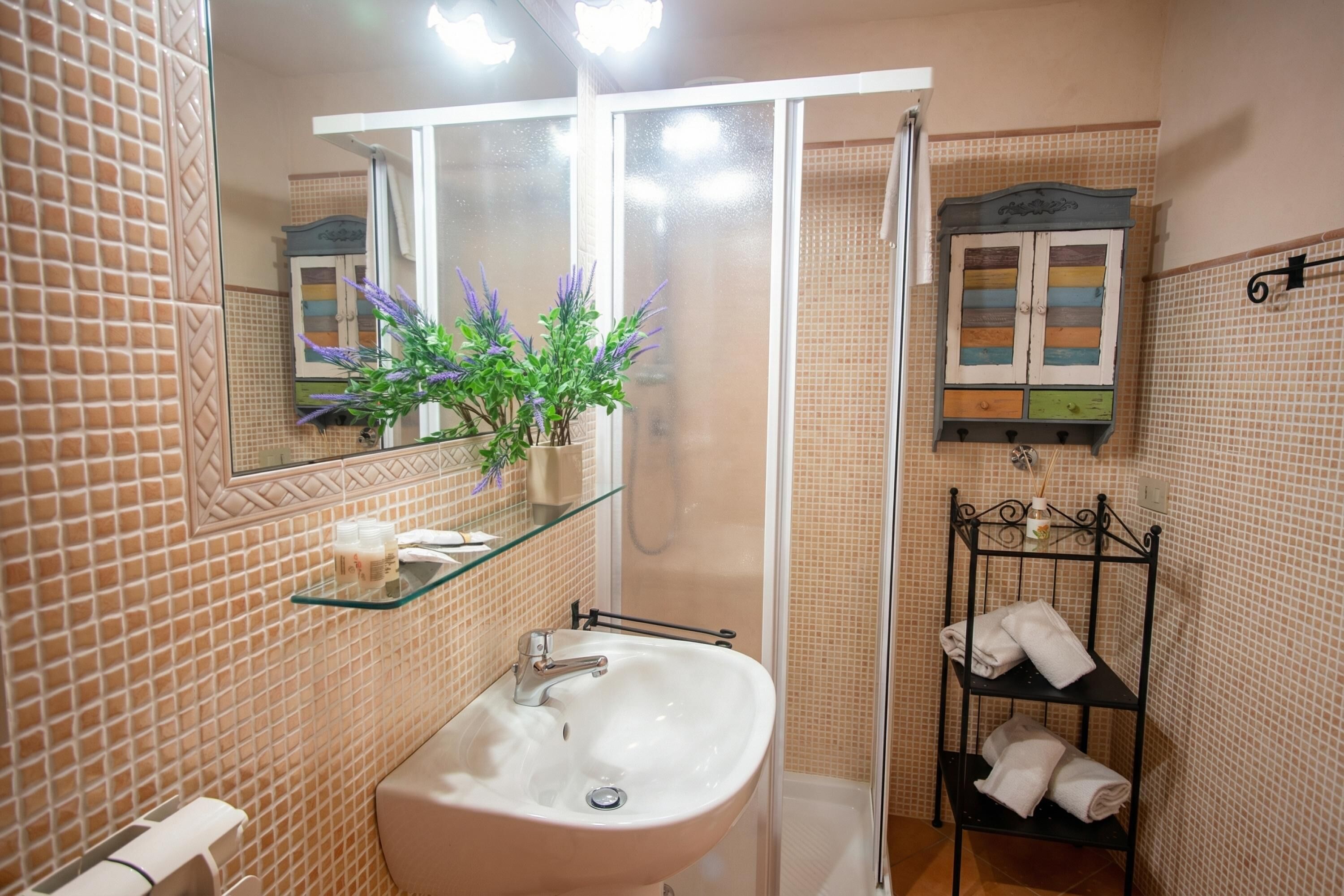 Appartamento familiare, camere multiple (Casa di Lella) | Bagno | Doccia, asciugacapelli, bidet, asciugamani