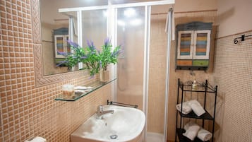 Apartemen Keluarga, beberapa kamar (Casa di Lella) | Kamar mandi | Shower, pengering rambut, kloset, dan handuk