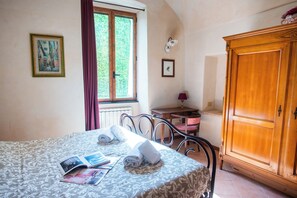 1 habitación, caja de seguridad en la habitación y escritorio 