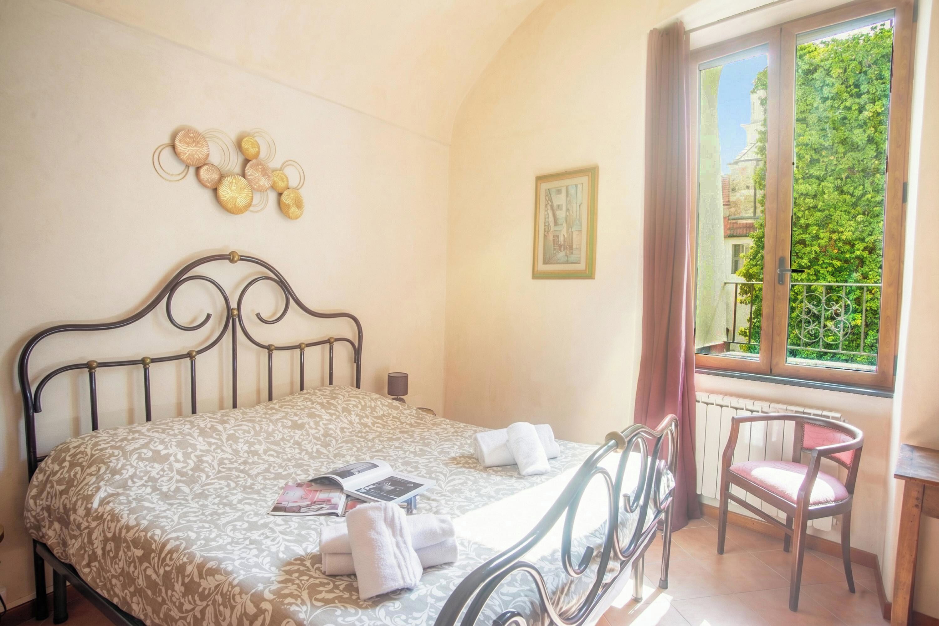 Appartamento familiare, camere multiple (Casa di Lella) | 1 camera, cassaforte in camera, una scrivania, postazione laptop