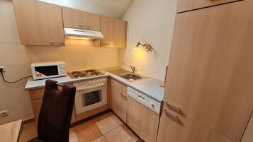 Kühlschrank, Mikrowelle, Ofen, Geschirrspüler