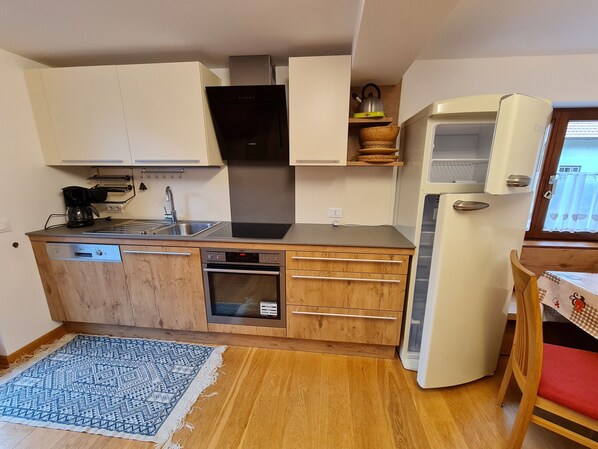 Refrigerador, horno, lavavajillas y tetera eléctrica