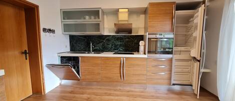 Fridge, oven, dishwasher, coffee/tea maker