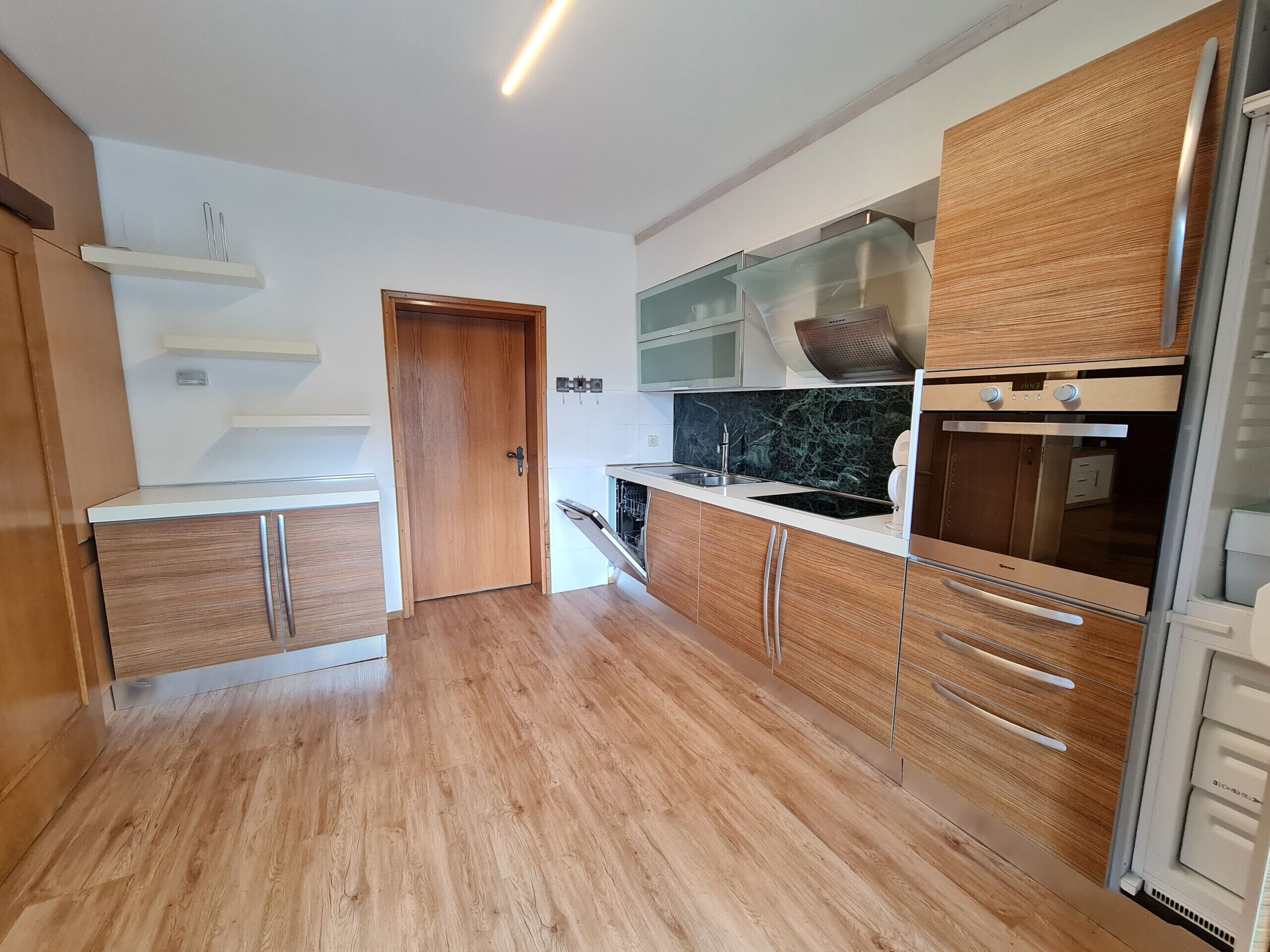 Réfrigérateur, four, lave-vaisselle, cafetière/bouilloire