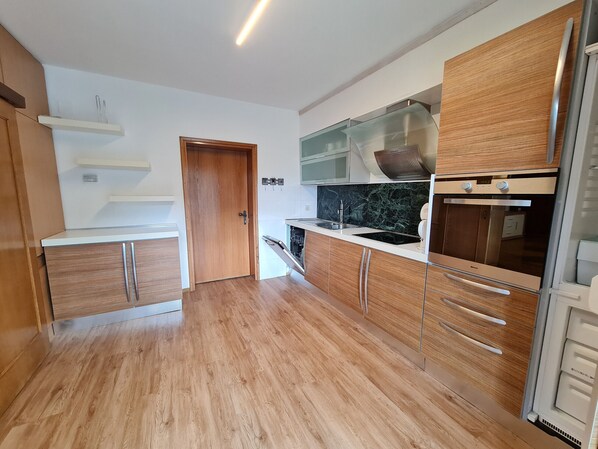 Een koelkast, een oven, een vaatwasser, een koffiezetapparaat/waterkoker