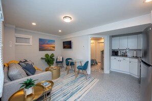 TV, offices - Ocean City Gem | Walk to Beach + Patio + Parking (Ocean City)