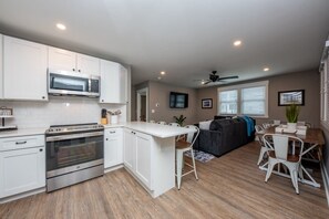 Fridge, microwave, oven, stovetop - Prime Ocean City | Walk to Beach + Patio (Ocean City)