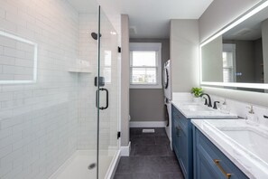 Douche, sèche-cheveux, serviettes fournies, shampoing