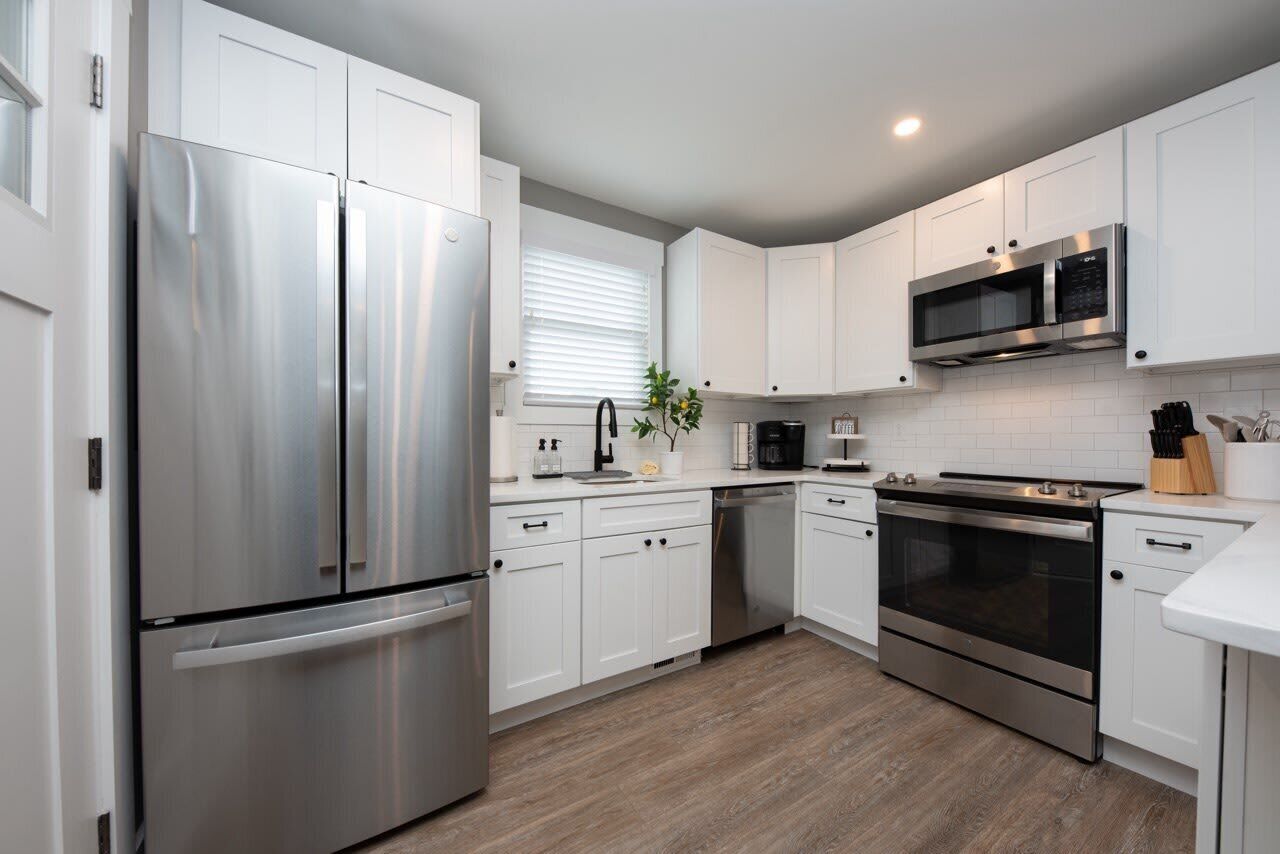 Een koelkast, een microgolfoven, een oven, een kookplaat