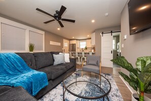 TV, offices - Prime Ocean City | Walk to Beach + Patio (Ocean City)