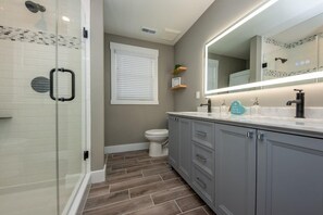 Een douche, een haardroger, handdoeken