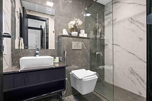 Shower, hair dryer, towels - Charming 1Bedroom with pool and gym in Arjan (Arjan)