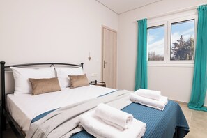 2 soverom, safe på rommet, strykejern/-brett og reiseseng for barn