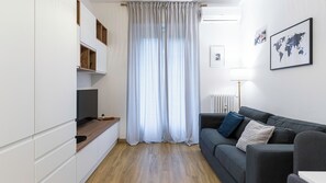 Apartment (1 Bedroom) | Living area | 55-inch TV with satellite channels - Italianway - Marazzani 8 (Milan)