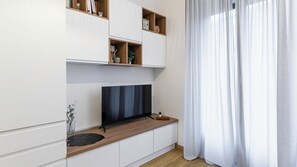 Leilighet (1 Bedroom) | Oppholdsområde | En 55-tommers TV med Parabol-TV