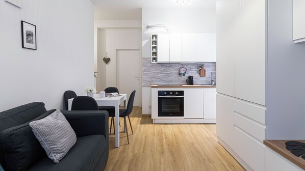 Jääkaappi, uuni, liesi, astianpesukone