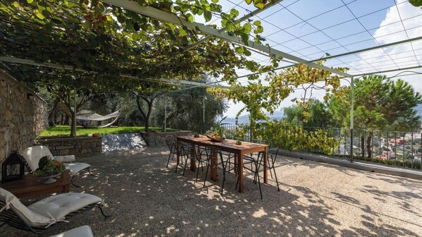 House (3 Bedrooms) | Terrace/patio