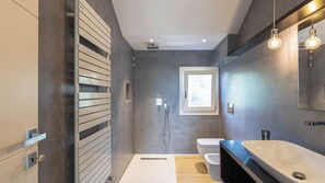 House (3 Bedrooms) | Bathroom | Shower, free toiletries, hair dryer, bidet