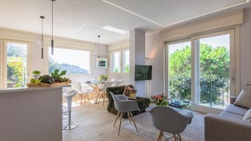 Ferienhaus (3 Bedrooms) | Wohnbereich | 55-Zoll-Smart-TV mit Satellitenempfang