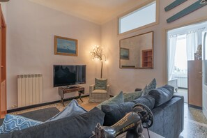 Apartment (2 Bedrooms) | Wohnbereich | 55-Zoll-Fernseher mit Kabelempfang