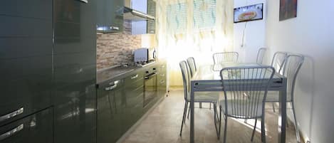 Appartement (2 Bedrooms) | Privékeuken | Een koelkast, een microgolfoven, een oven, een kookplaat