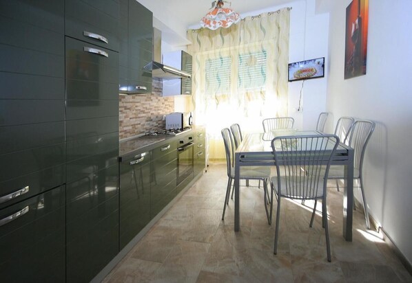 アパートメント (2 Bedrooms) | 専用キッチン | 冷蔵庫、電子レンジ、オーブン、コンロ