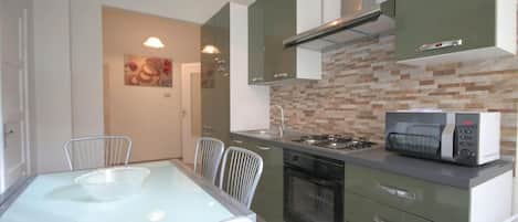 Appartamento (2 Bedrooms) | Cucina privata | Frigorifero, microonde, forno, piano cottura