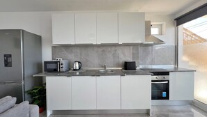 Departamento básico | Cocina privada | Refrigerador, microondas, horno y parrilla de estufa