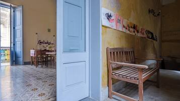 Apartment (2 Bedrooms) | Esszimmer