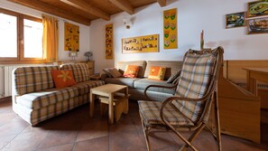 Apartament (2 Bedrooms) | Sala d'estar | Televisor intel·ligent de 55 polzades amb canals per satèl·lit